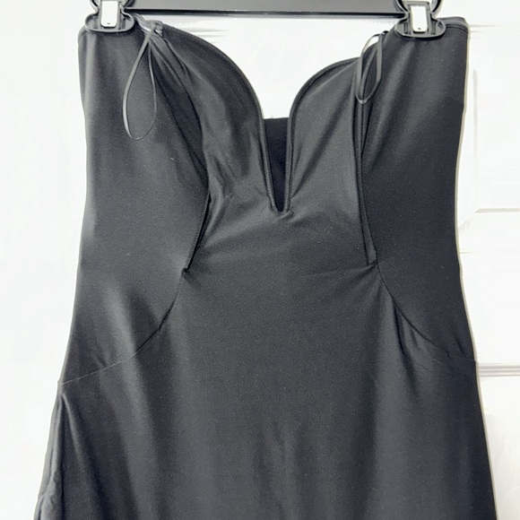 Tena Deep V Sweetheart Strapless Gown in Black - Picture 10 of 11